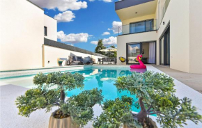 Beautiful Home In Peroj With Wifi